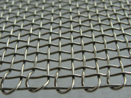 <a href=http://www.twdosteel.com.cn target='_blank'>軋花網(wǎng)</a>在石油鉆井平臺(tái)防護(hù)的應(yīng)用案例